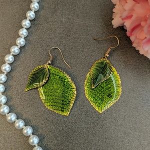 💚NWOT Green & Gold Dangling Leaf Earrings